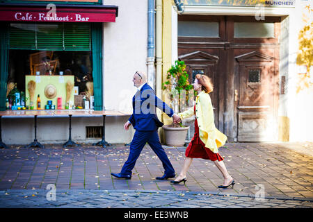 Älteres Paar, die Straße entlang, München, Bayern, Deutschland Stockfoto