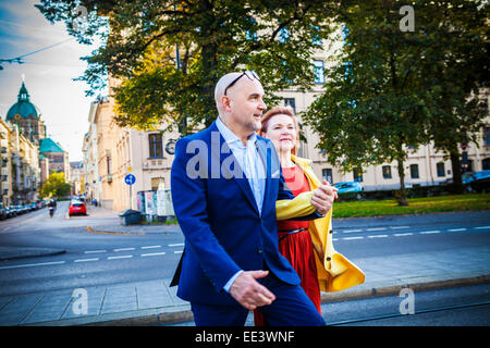 Älteres Paar zu Fuß entlang der Straße, Stadt München, Bayern, Deutschland Stockfoto