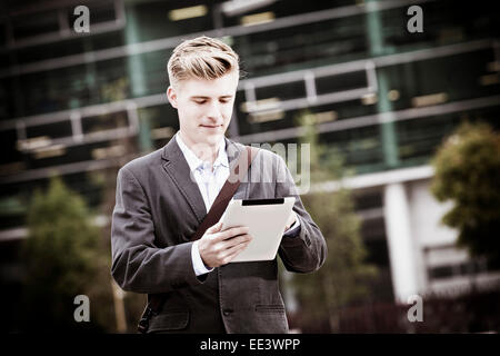 Junger Geschäftsmann mit digitalen Tablet im Freien, München, Bayern, Deutschland Stockfoto