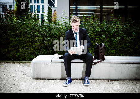 Junger Geschäftsmann mit digitalen Tablet im Freien, München, Bayern, Deutschland Stockfoto