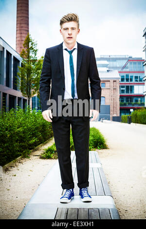 Jungunternehmer gegen Bürogebäude, München, Bayern, Deutschland Stockfoto