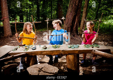 Kinder basteln im Wald Camp, München, Bayern, Deutschland Stockfoto