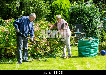 Senioren, ältere Frau und ihr Mann, in seinem 70 s, im Garten arbeiten, Stockfoto