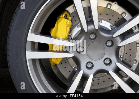 Nahaufnahme von Felgen von einem Sportwagen Stockfoto