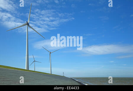 Windparks in den Niederlanden, die alternative Energiegewinnung Stockfoto