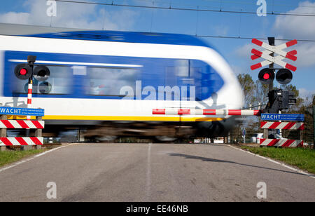 Zug vorbei an eine Ausführung in den Niederlanden Stockfoto