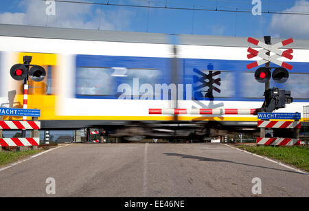 Zug vorbei an eine Ausführung in den Niederlanden Stockfoto