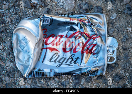 Flache, weggeworfene Dose Coca Cola Light auf der Straße. Stockfoto