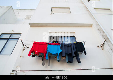 Waschen auf Linie vor Fenster in Albufeira-Algarve-Portugal Stockfoto