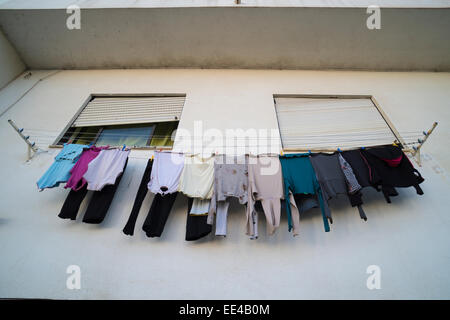 Waschen auf Linie zwischen Fenstern in Albufeira-Algarve-Portugal Stockfoto