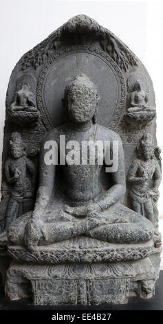 Buddha sitzt in Bhumisparsha, vom 10. Jahrhundert fand in Basalt, Bihar jetzt ausgesetzt, im Indian Museum in Kalkutta Stockfoto