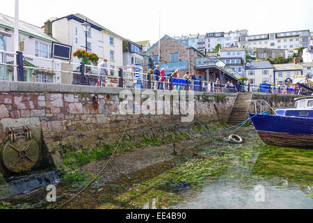 Boot im Hafen von leer betrachten hegen Brixham Devon England UK Stockfoto