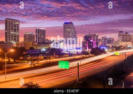 Orlando, Florida, USA Innenstadt Stadtbild über die Autobahn. Stockfoto