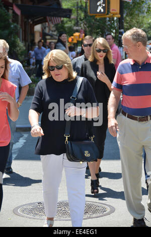 Taylor Swift entdeckt in New York tragen alle schwarz tragen & Gabbana Dolce "Sara Handbag" Featuring: Taylor Swift, Scott Swift, Andrea Finley, Andrea Finlay wo: Manhattan, New York, USA bei: 11. Juli 2014 Stockfoto