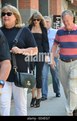 Taylor Swift entdeckt in New York tragen alle schwarz tragen & Gabbana Dolce "Sara Handbag" Featuring: Taylor Swift, Scott Swift, Andrea Finley, Andrea Finlay wo: Manhattan, New York, USA bei: 11. Juli 2014 Stockfoto