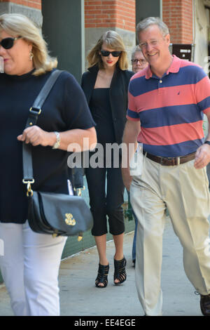 Taylor Swift entdeckt in New York tragen alle schwarz tragen & Gabbana Dolce "Sara Handbag" Featuring: Taylor Swift, Scott Swift, Andrea Finley, Andrea Finlay wo: Manhattan, New York, USA bei: 11. Juli 2014 Stockfoto