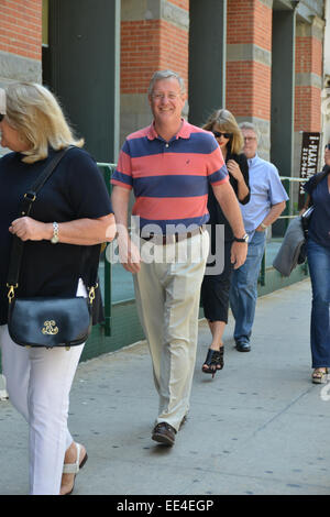 Taylor Swift entdeckt in New York tragen alle schwarz tragen & Gabbana Dolce "Sara Handbag" Featuring: Scott Swift, Taylor Swift, Andrea Finley Where: Manhattan, New York, USA bei: 11. Juli 2014 Stockfoto