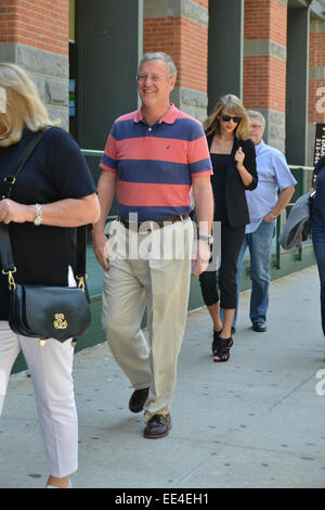 Taylor Swift entdeckt in New York tragen alle schwarz tragen & Gabbana Dolce "Sara Handbag" Featuring: Scott Swift, Taylor Swift, Andrea Finley Where: Manhattan, New York, USA bei: 11. Juli 2014 Stockfoto