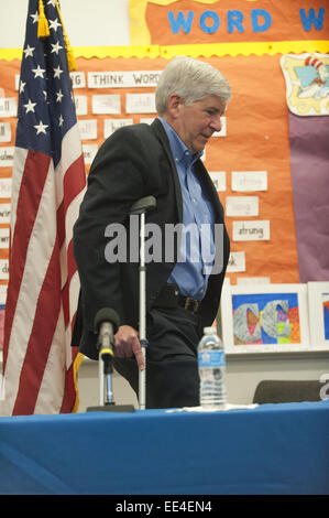 Detroit, Michigan, USA. 13. Januar 2015. Gov Rick Snyder tritt eine DPS-Notfall-Manager-Pressekonferenz am Burton International Academy in Detroit, MI am 13. Januar 2015. Bildnachweis: Mark Bialek/ZUMA Draht/Alamy Live-Nachrichten Stockfoto