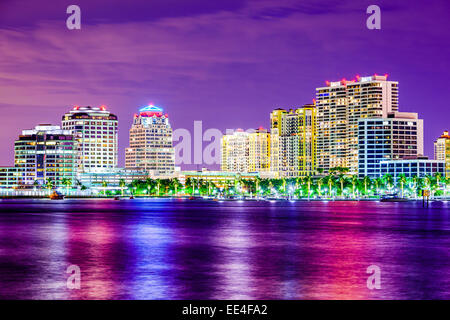 West Palm Beach, Florida, USA Skyline der Stadt auf der Atlantid Atlantic Intracoastal Waterway. Stockfoto
