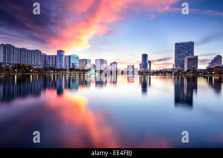 Orlando, Florida, USA Innenstadt am Lake Eola Skyline. Stockfoto