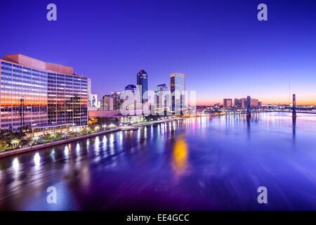 Skyline von Jacksonville, Florida, USA am St. Johns River in der Morgendämmerung. Stockfoto