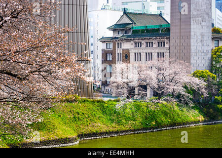 Tokyo, Japan Ansicht von Gebäuden rund um Chidorigafuchi Graben im Frühling. Stockfoto