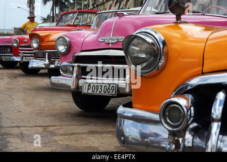 Klassische Oldtimer Cabrio geparkt in Havanna in Kuba Stockfoto