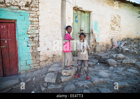 Kinder vor dem Haus in Mekele, Äthiopien, Arfika Stockfoto