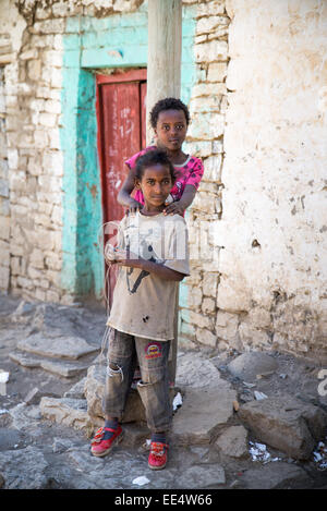 Kinder vor dem Haus in Mekele, Äthiopien, Arfika Stockfoto