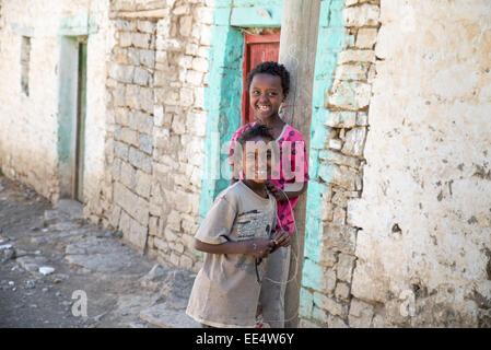 Kinder vor dem Haus in Mekele, Äthiopien, Arfika Stockfoto