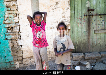 Kinder vor dem Haus in Mekele, Äthiopien, Arfika Stockfoto