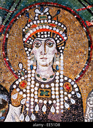 Theodora (500-548), byzantinische Kaiserin und Ehefrau von Kaiser Justinian i., Detail des byzantinischen Mosaik, Basilika von San Vitale, Ravenna, Italien Stockfoto