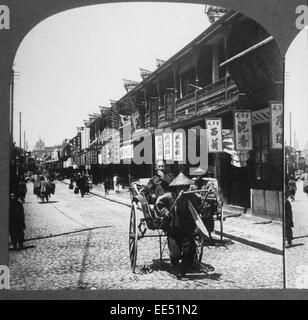 Man zieht Rikscha, Straßenszene, Shanghai, China, ca. 1901 Stockfoto