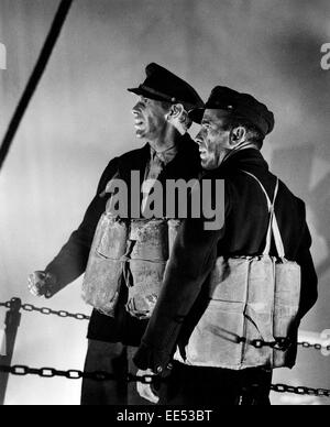 Raymond Massey und Humphrey Bogart am Set des Films "Aktion im Nordatlantik", 1943 Stockfoto