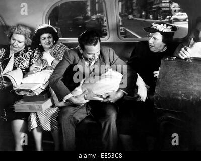 José Ferrer, Minerva Urecal, (rechts), am Set des Films, "Alles kann passieren", 1952 Stockfoto