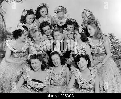 Mickey Rooney umgeben von schönen jungen Frauen am Set des Films, "Andy Hardy geht Spring Fever", 1939 Stockfoto