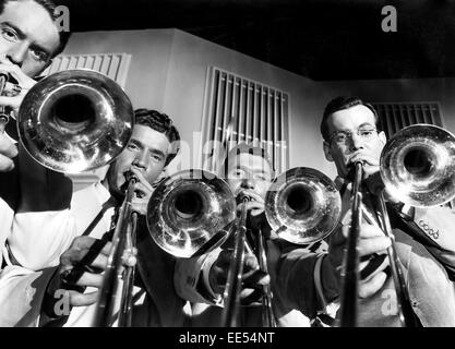 Glenn Miller (rechts) und seine Band am Set des Films "Orchestra Wives", 20. Century Fox Film Corp., 1942 Stockfoto