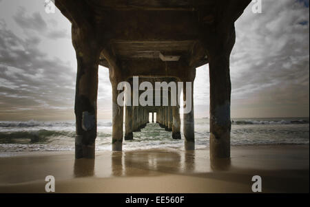 Schöne Fluchtpunkt unter einem Pier am Hermosa Beach in Los Angeles Kalifornien mit Wellen Stockfoto