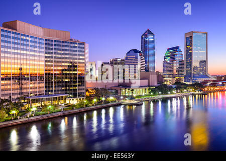 Skyline von Jacksonville, Florida, USA am St. Johns River in der Morgendämmerung. Stockfoto