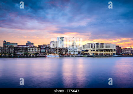 Savannah, Georgia, USA Skyline Innenstadt am Flussufer in der Abenddämmerung. Stockfoto