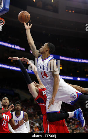 Philadelphia, Pennsylvania, USA. 13. Januar 2015. Philadelphia, Pennsylvania, USA. 13. Januar 2015. Philadelphia 76ers Wache K.J McDaniels (14) für die Aufnahme über Atlanta Hawks steigt weiter Mike Muscala (31) während der NBA-Spiel zwischen den Atlanta Hawks und die Philadelphia 76ers im Wells Fargo Center in Philadelphia, Pennsylvania. © Csm/Alamy Live News Bildnachweis: Cal Sport Media/Alamy Live News Stockfoto