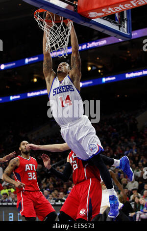 Philadelphia, Pennsylvania, USA. 13. Januar 2015. Philadelphia, Pennsylvania, USA. 13. Januar 2015. Philadelphia 76ers Wache K.J McDaniels (14) steigt für die Dunk während der NBA-Spiel zwischen den Atlanta Hawks und die Philadelphia 76ers im Wells Fargo Center in Philadelphia, Pennsylvania. © Csm/Alamy Live News Bildnachweis: Cal Sport Media/Alamy Live News Stockfoto