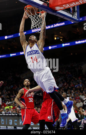 Philadelphia, Pennsylvania, USA. 13. Januar 2015. Philadelphia, Pennsylvania, USA. 13. Januar 2015. Philadelphia 76ers Wache K.J McDaniels (14) steigt für die Dunk während der NBA-Spiel zwischen den Atlanta Hawks und die Philadelphia 76ers im Wells Fargo Center in Philadelphia, Pennsylvania. © Csm/Alamy Live News Bildnachweis: Cal Sport Media/Alamy Live News Stockfoto