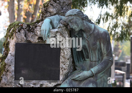 Detail einer Trauer-Skulptur auf dem Mirogoj-Friedhof, Zagreb, Kroatien Stockfoto