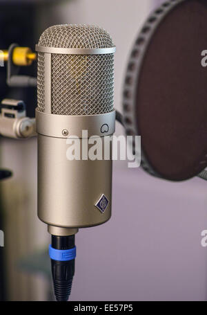 Große Kapsel Studiomikrofon, Neumann U47fet "Collectors Edition" mit pop-Filter. Stockfoto