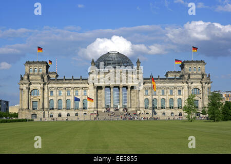 Deutschland, Berlin, Europa, Hauptstadt, Stadt, Sehenswuerdigkeit, Reichstagsgebaeude, Nationalflaggen, links, Regierungsgeba Stockfoto