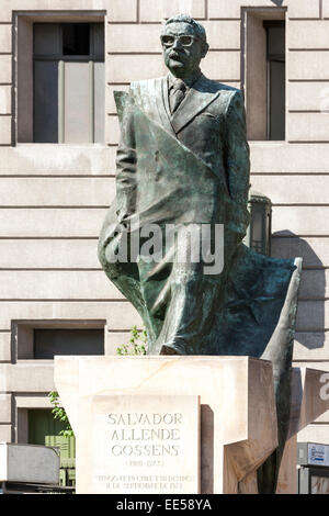 Santiago de Chile. Statue des Präsidenten Salvador Allende in der Plaza De La Constitución vor dem Justizministerium. Stockfoto