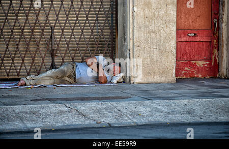 Obdachloser schlafen auf Bürgersteig neben Gebäude, East Village, San Diego, Kalifornien USA Stockfoto