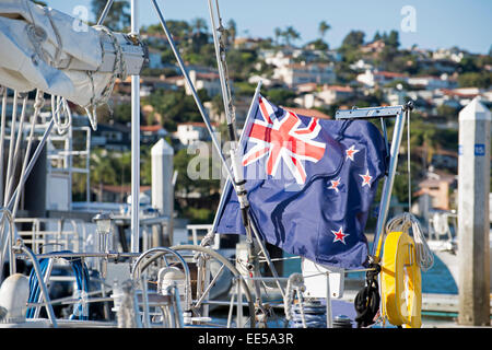 Flagge von Neuseeland auf Segeln Schiff angedockt, Shelter Island, San Diego Bay, San Diego, Kalifornien USA Point Loma im Hintergrund Stockfoto